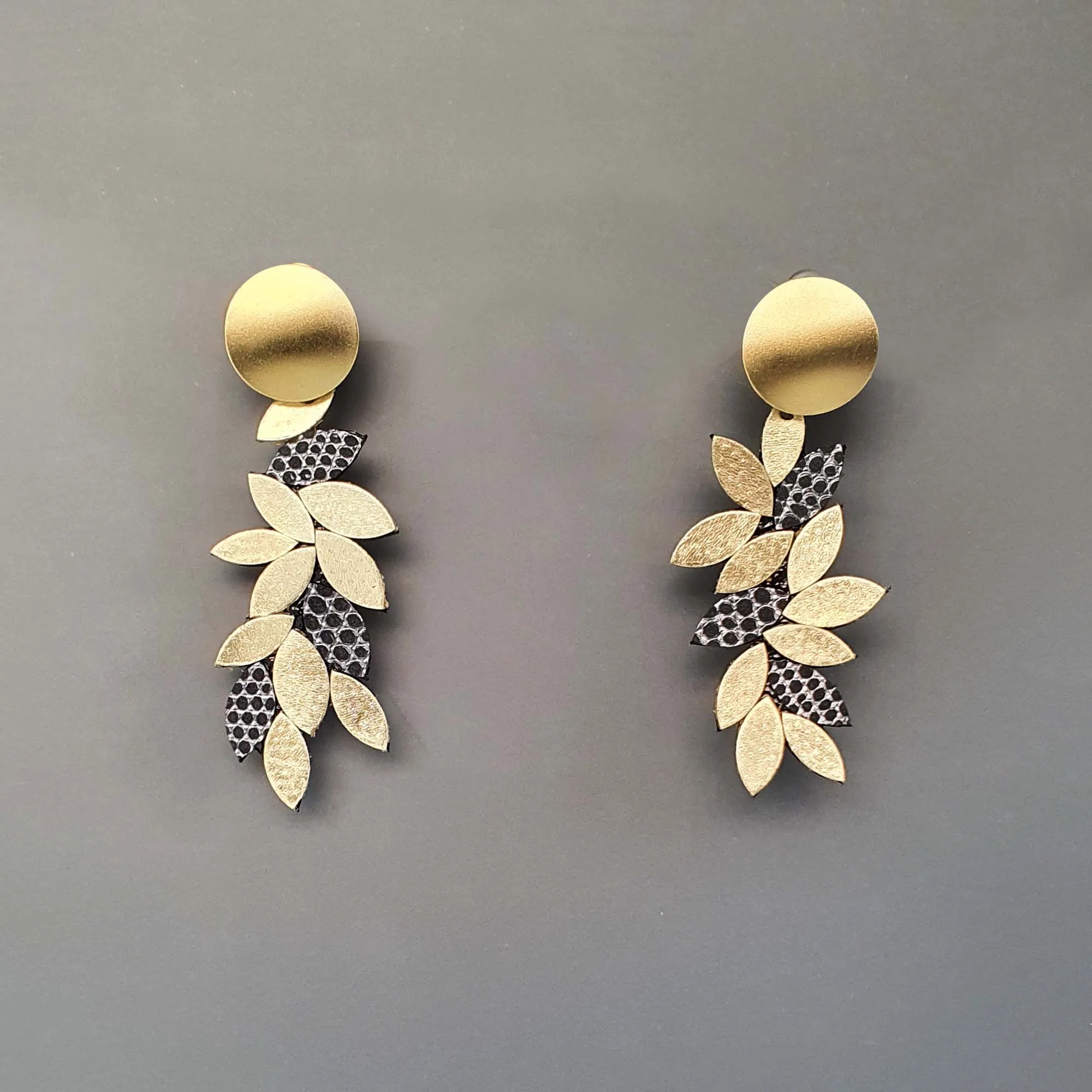 Leaf Silver dangle leather earrings