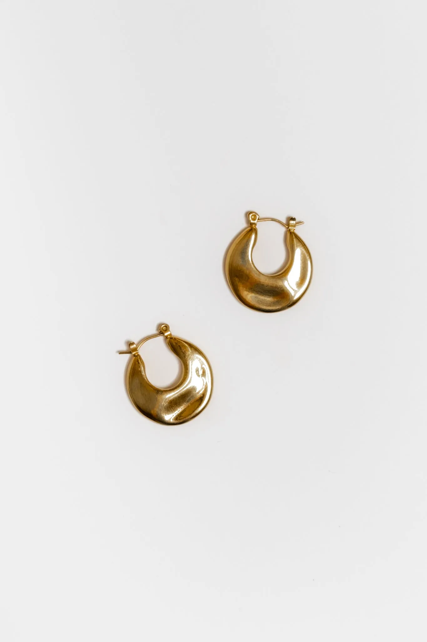 Mari Minimal Hinge Hoops