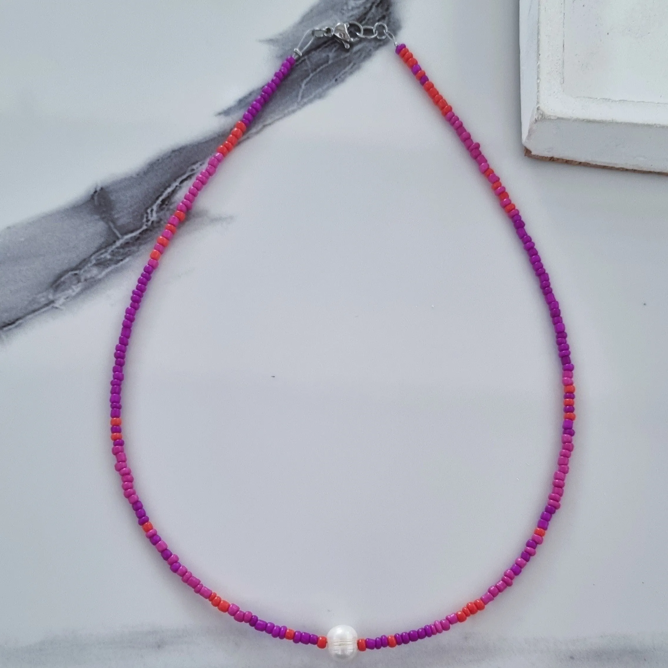 Minimal necklace in magenda