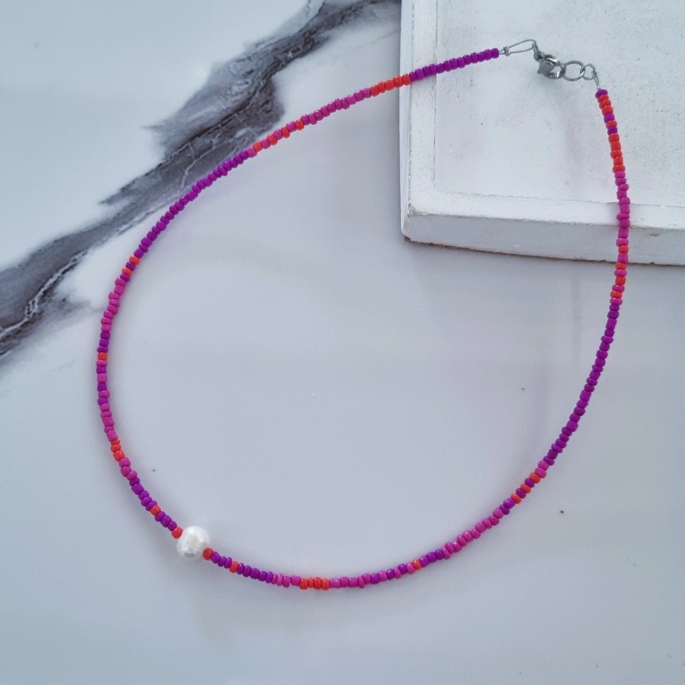 Minimal necklace in magenda